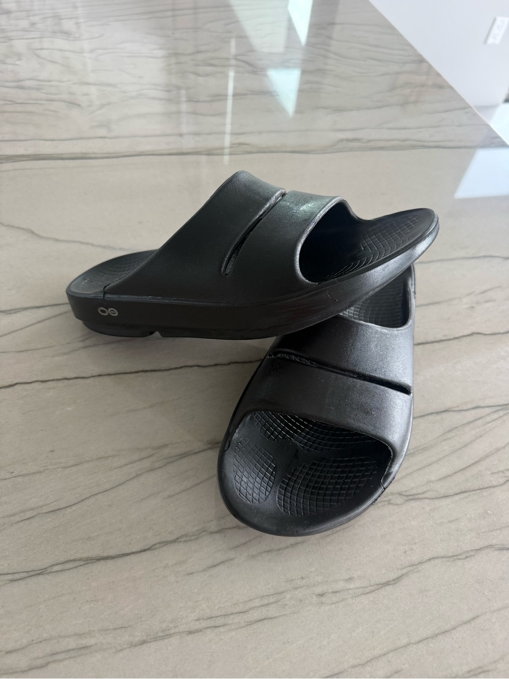 OOFOS OOah Slide Men (size 8) or Women (size 10) Recovery Sandals - Black